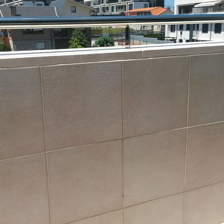  Limpieza de humedades en un balcón de piedra de Santander