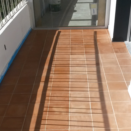 Limpieza de suelo de mosaico hidráulico y mantenimiento en Hondarribia. Limpio