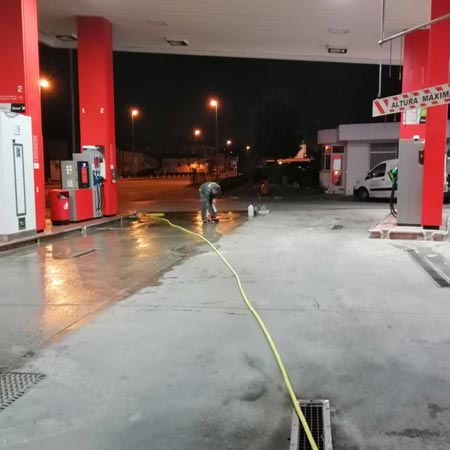 Tratamiento antideslizante en suelo de gasolinera en Zamudio (Vizcaya).