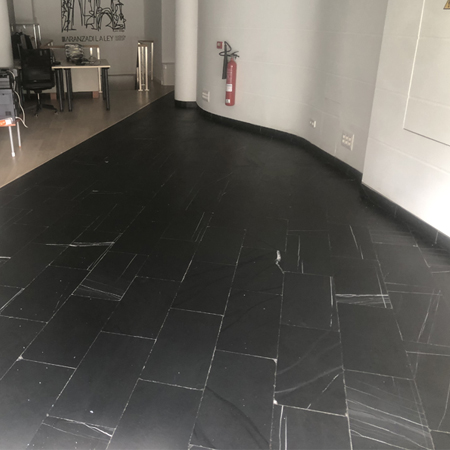 Limpieza y recuperación de pavimento de pizarra natural en oficinas Aranzadi La Ley (Burgos)limpio