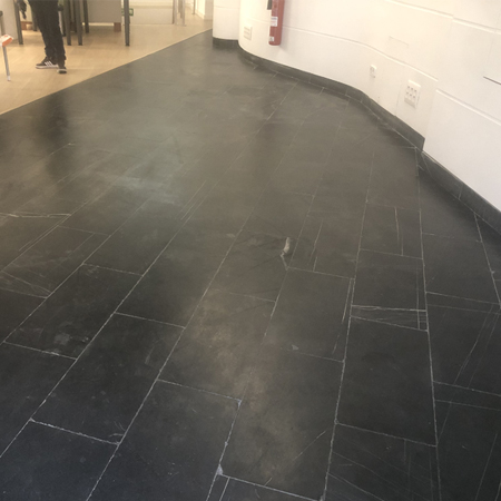 Limpieza y recuperación de pavimento de pizarra natural en oficinas Aranzadi La Ley (Burgos)
