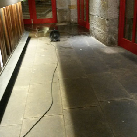 Limpieza y mantenimiento de suelo de arenisca en el Casco Viejo de Bilbao antes