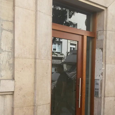  Limpieza y tratamiento de portal de piedra abujardada y aplomazada en Vitoria despues