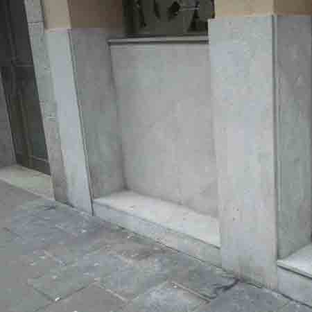 Limpieza y tratamiento antimanchas efecto natural en piedra caliza abujardada en Portugalete ( Vizcaya ) limpio