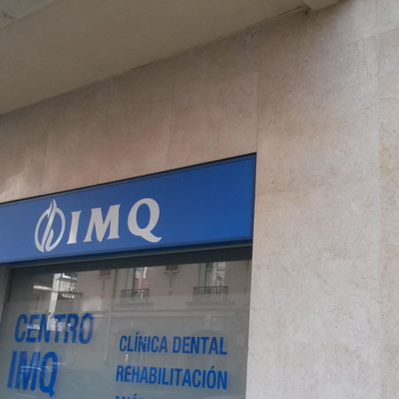 Tratamiento tonalizante en granito negro pulido después de tratamiento antideslizante en Portal oficinas centrales IMQ Bilbao ( Vizcaya ) limpio