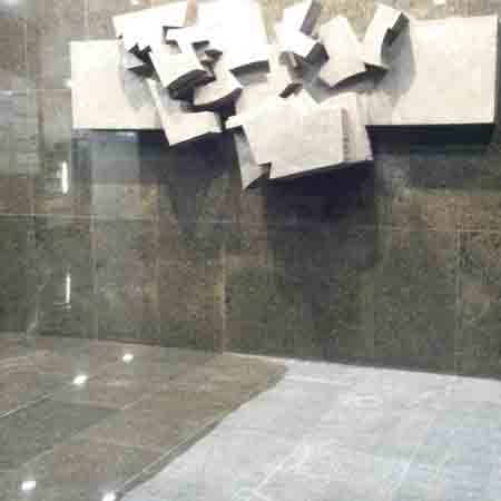 Tratamiento tonalizante en granito negro pulido después de tratamiento antideslizante en Portal oficinas centrales IMQ Bilbao ( Vizcaya )